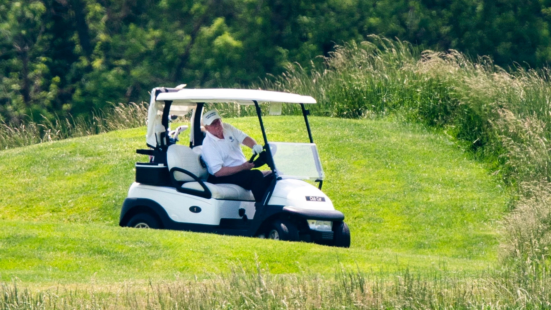 President trump plays golf in Sterling, Virginia