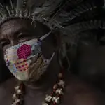 Pedro dos Santos, líder de la comunidad Naciones Indígenas, de Brasil, con una mascarilla.