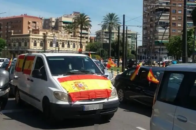 Cientos de coches paralizan la avenida Juan Carlos I en Murcia en la manifestación contra el Gobierno