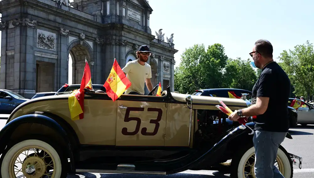 En la manifestación pueden verse todo tipo de vehículos, con las capotas al descubierto.