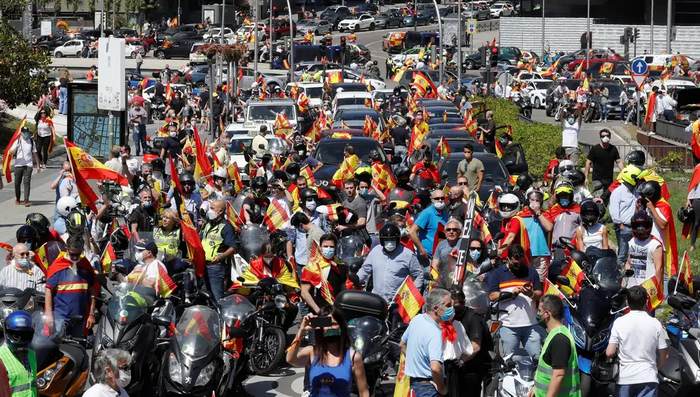 Miles de personas participan este sábado en Madrid en una de las manifestaciones promovidas por Vox