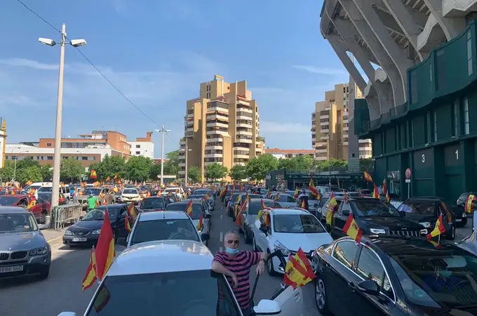 Vox congrega a cientos de coches también en Cataluña, Murcia, Castilla y León, Andalucía, Logroño o Pamplona