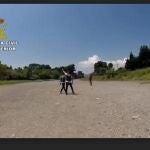 Agentes vigilan el vuelo de un dron