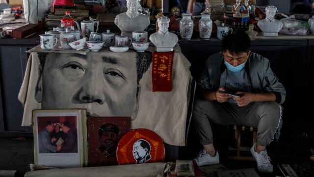 Imágenes de "el gran timonel" Mao Zedong en el mercado de antigüedades Panjiayuan en Pekín