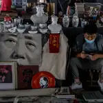 Imágenes de &quot;el gran timonel&quot; Mao Zedong en el mercado de antigüedades Panjiayuan en Pekín