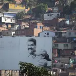 Un cartel en Caracas con la imagen de Maduro y su esposa Cilia Flores
