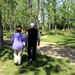 Una pareja de personas mayores pasea por el parque de la Ribera de Valladolid