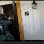 Los agentes en el momento de irrumpir en el local