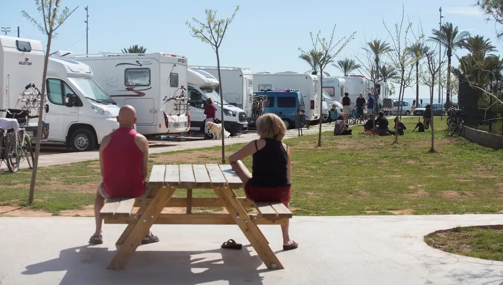 Usuarios de la zona de estancia de autocaravanas en la Playa del Pinar de Castellón