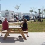 Usuarios de la zona de estancia de autocaravanas en la Playa del Pinar de Castellón