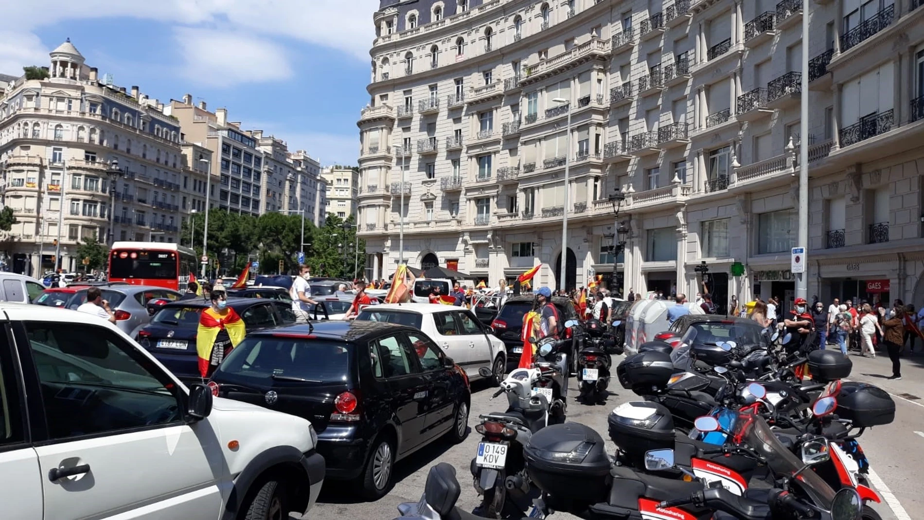 Coronavirus.- Unos 40 coches empiezan en Barcelona la manifestación de Vox contra el Gobierno