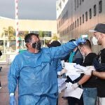 MEX1561. PUERTO VALLARTA (MÉXICO),23/05/2020.- Fotografía cedida este sábado, por la Secretaria de Gobernación (Segob), que muestra a personal sanitario recibiendo a turistas que estuvieron varados en el crucero Koningsdam, en Puerto Vallarta Jalisco (México). El Gobierno de México repatrió este sábado a otras 414 personas de diversas nacionalidades a Brasil y Europa que estaban varadas desde que un crucero holandés desembarcó en abril en aguas del Pacífico, en el estado de Jalisco, por la pandemia del coronavirus. EFE/Cortesía Segob/SOLO USO EDITORIAL