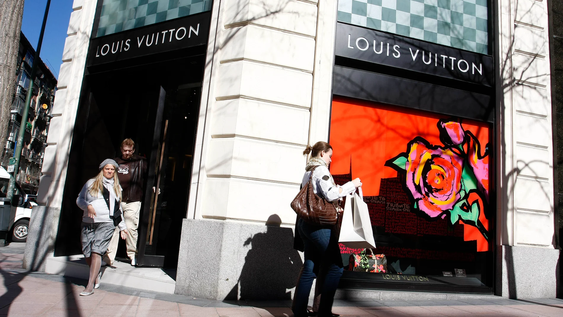 Tienda de Louis Voitton, uno de las marcas emblemáticas del lujo, en el centro de Madrid