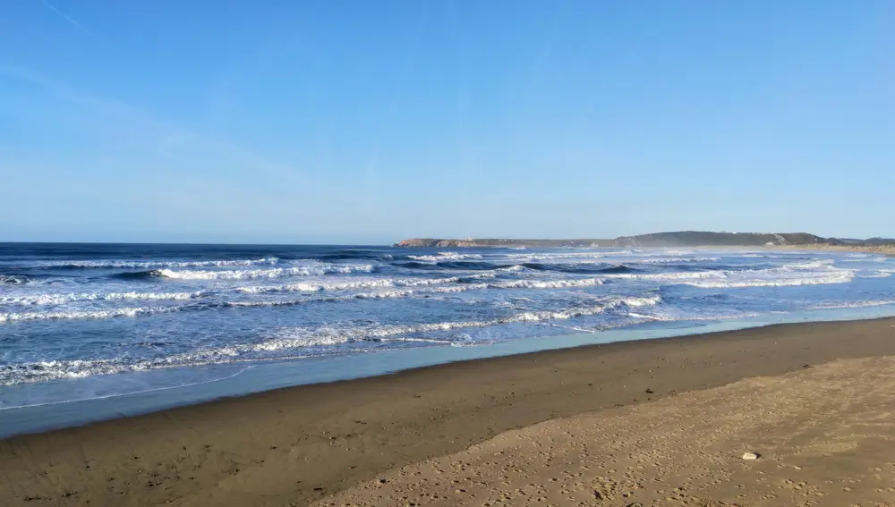 Playa de Salinas en Castrillón, con fuerte oleaje.EUROPA PRESS (Foto de ARCHIVO)31/03/2020