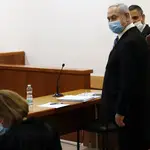 El &quot;premier&quot; israelí, Benjamin Netanyahu, junto a su abogado, en el tribunal que lo juzga en Jerusalén