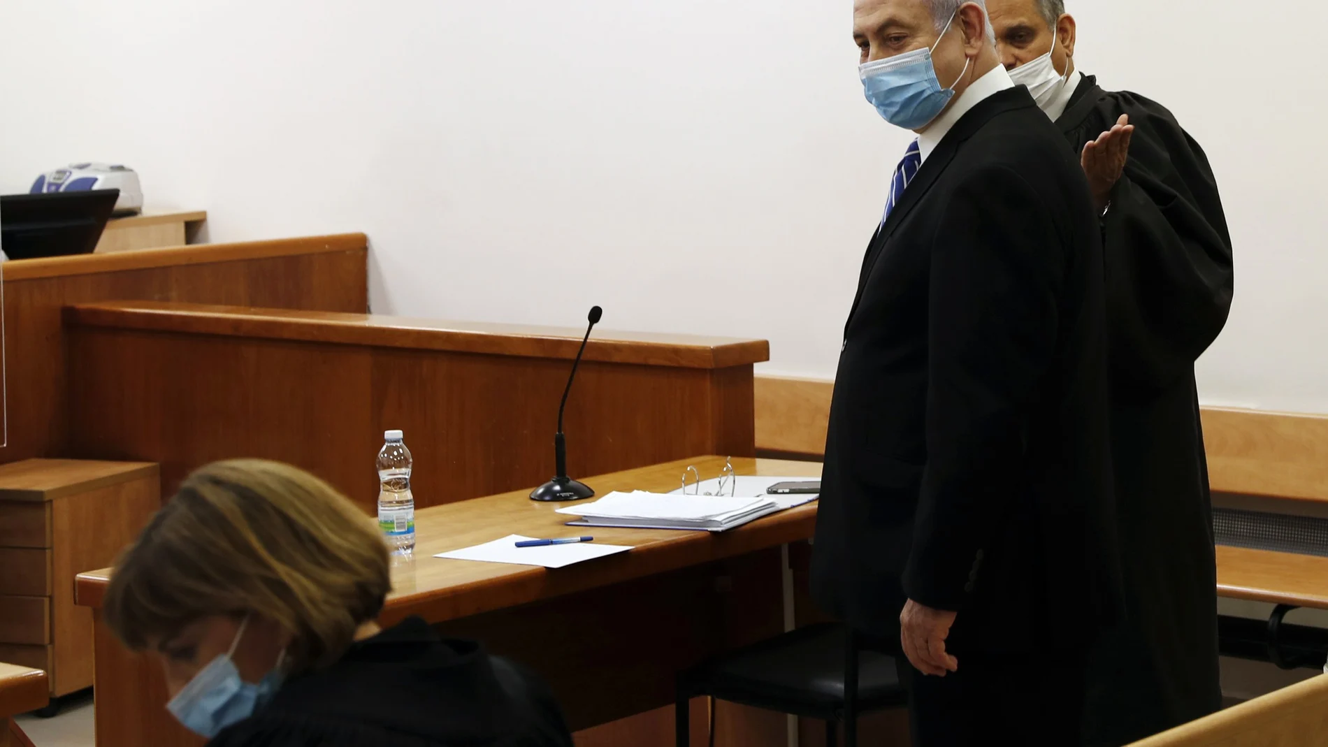 El "premier" israelí, Benjamin Netanyahu, junto a su abogado, en el tribunal que lo juzga en Jerusalén
