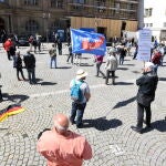 Una concentración organizada por Alternativa para Alemania (AfD) contra las restricciones impuestas por el coronavirus apenas reunió a unas decenas de personas el domingo en Stuttgart