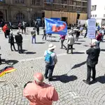Una concentración organizada por Alternativa para Alemania (AfD) contra las restricciones impuestas por el coronavirus apenas reunió a unas decenas de personas el domingo en Stuttgart