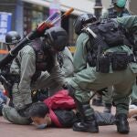 Agentes antidisturbios detienen a un manifestante, ayer en Hong Kong