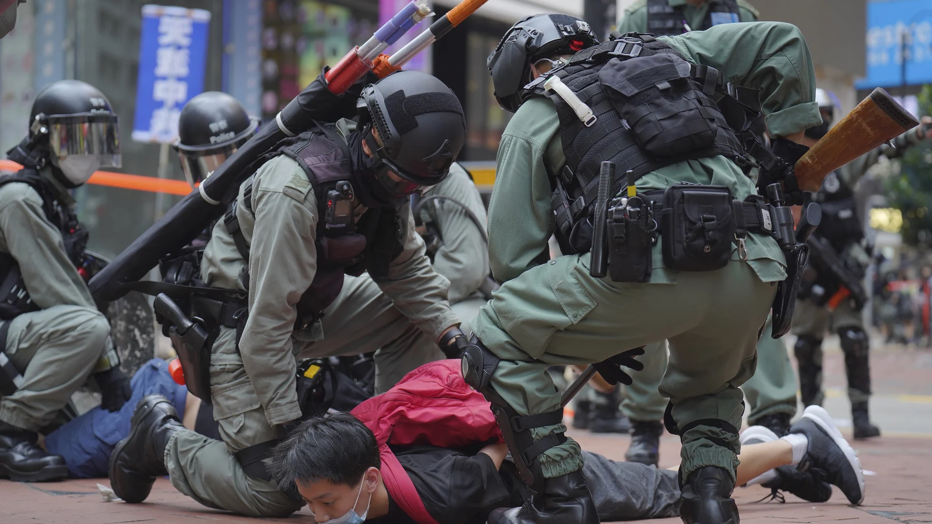 Agentes antidisturbios detienen a un manifestante, ayer en Hong Kong