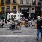 Clientes en una terraza durante el primer día de la Fase 2 de desescalada, en la que los bares podrán utilizar 50% de aforo en el interior y en terrazas