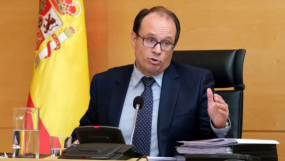 El gerente regional de Servicios Sociales, Carlos Raúl de Pablos durante su intervención en las Cortes