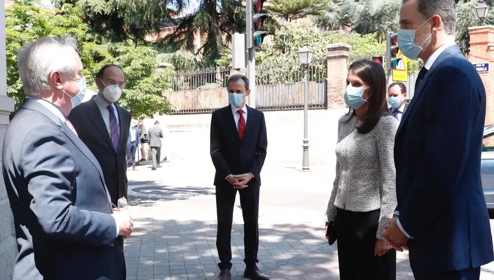 Los Reyes durante su reunión en el Real Instituto Elcano