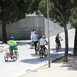 Varias personas montan en bicicleta por Madrid Río, abierto en la fase 1 de la desescalada