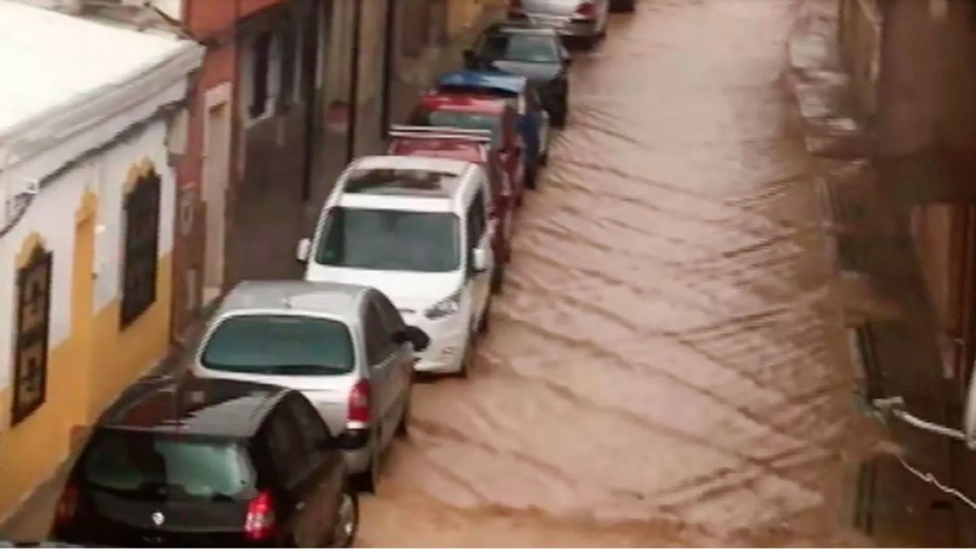 Balsa de agua formada por la tormenta caída sobre Madrid el primer día de apertura de las terrazas (Imagen Telemadrid)