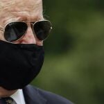 El ex vicepresidente Joe Biden con mascarilla