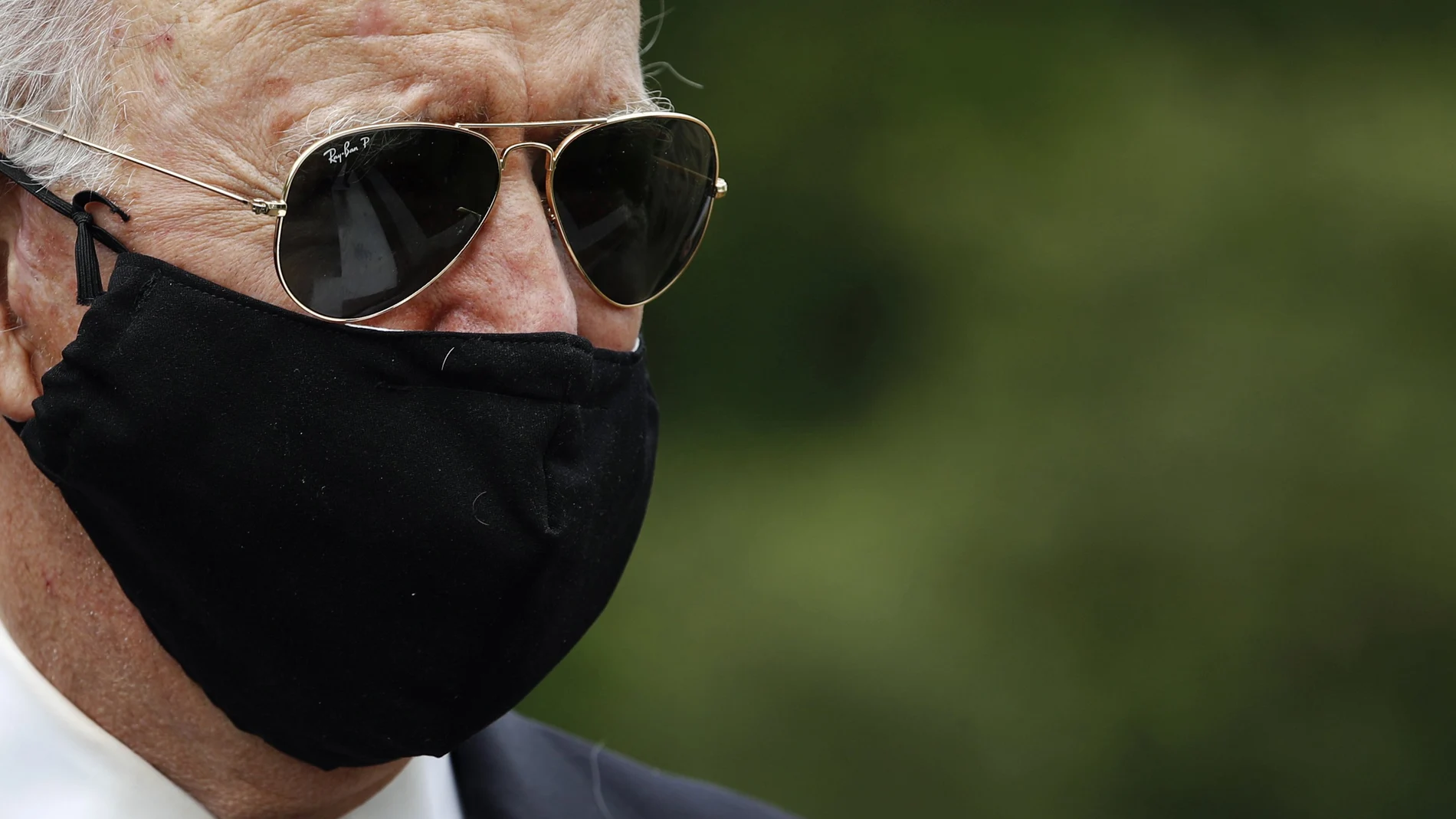 El ex vicepresidente Joe Biden con mascarilla