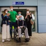 Fernando de Ávila rodeado de su familia sale del Hospital de Soria tras 75 días ingresado