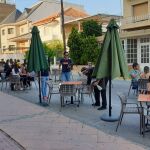 Dos jóvenes tomando un refresco en una terraza de un bar