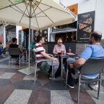 Varias personas sentadas en una céntrica terraza madrileña en el primer día de la Fase 1