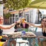 Dos amigas se reencuentran en la terraza del Ojalá, en el barrio de Malasaña
