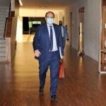 El gerente regional de Servicios Sociales, Carlos Raúl de Pablos, antes de comparecer en las Cortes
