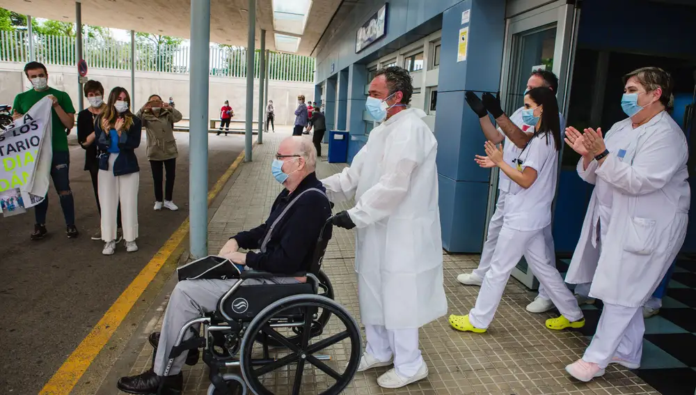 Fernando de Ávila recibe el cariño a la salida del hospital