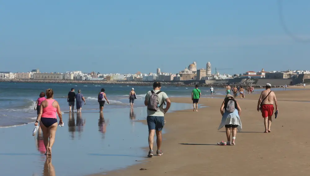 La playa de la Victoria en Cádiz , con bañistas. Nacho Frade / Europa Press