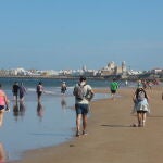 La playa de la Victoria en Cádiz , con bañistas. Nacho Frade / Europa Press