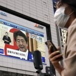 Una pantalla gigante en Tokio muestra este lunes al primer ministro, Shinzo Abe, anunciando el levantamiento del estado de alarma