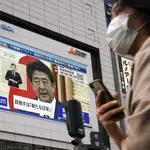 Una pantalla gigante en Tokio muestra este lunes al primer ministro, Shinzo Abe, anunciando el levantamiento del estado de alarma