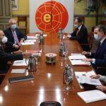 Los Reyes durante su reunión en el Real Instituto Elcano
