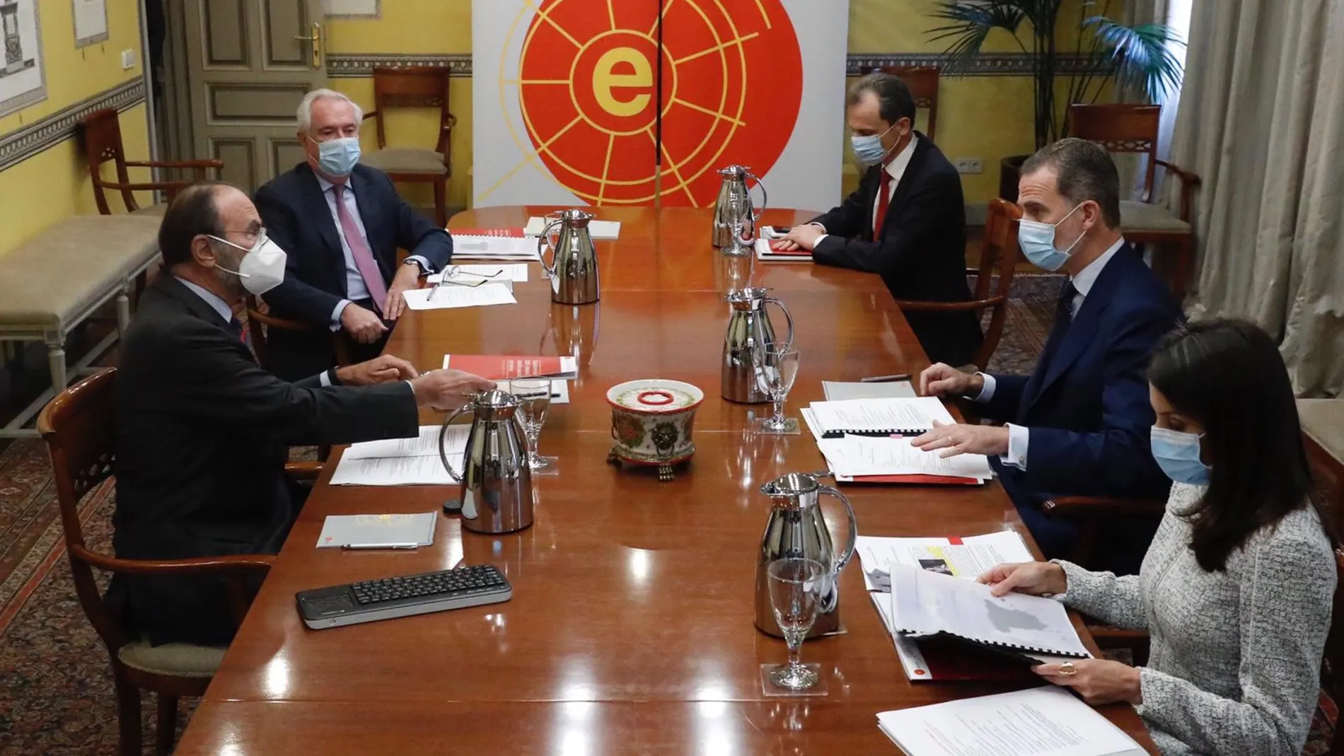 Los Reyes durante su reunión en el Real Instituto Elcano