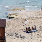 Varias personas disfrutan en la cala Conta, en Ibiza