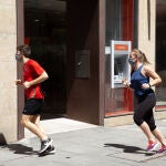 Dos corredores en el centro de Zamora durante su primer día en la fase 1