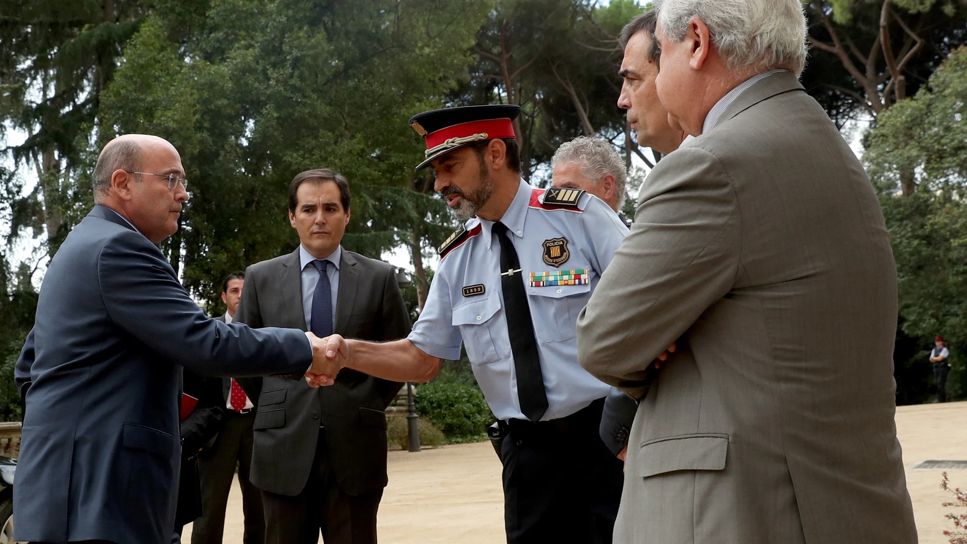 El entonces responsable de los Mossos d'Esquadra, Josep Lluis Trapero, estrecha la mano al coronel de la Guardia Civil, Diego Perez de los Cobos, poco antes del 1-O