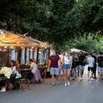 Varias personas guardan cola en una terraza de Rambla Catalunya en este primer día de la fase uno de la desescalada en que el las terrazas de los bares y restaurantes pueden abrir al 50% de su capacidad.