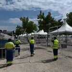Varias personas trabajan en la instalación del recinto ferial de Torrejón de Ardoz (Madrid), donde hoy comienzan los tests