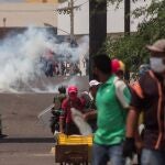 Gas lacrimógeno lanzado por militares para bloquear el paso a comerciantes en los accesos del mercado "Las Pulgas", en Maracaibo (Venezuela).