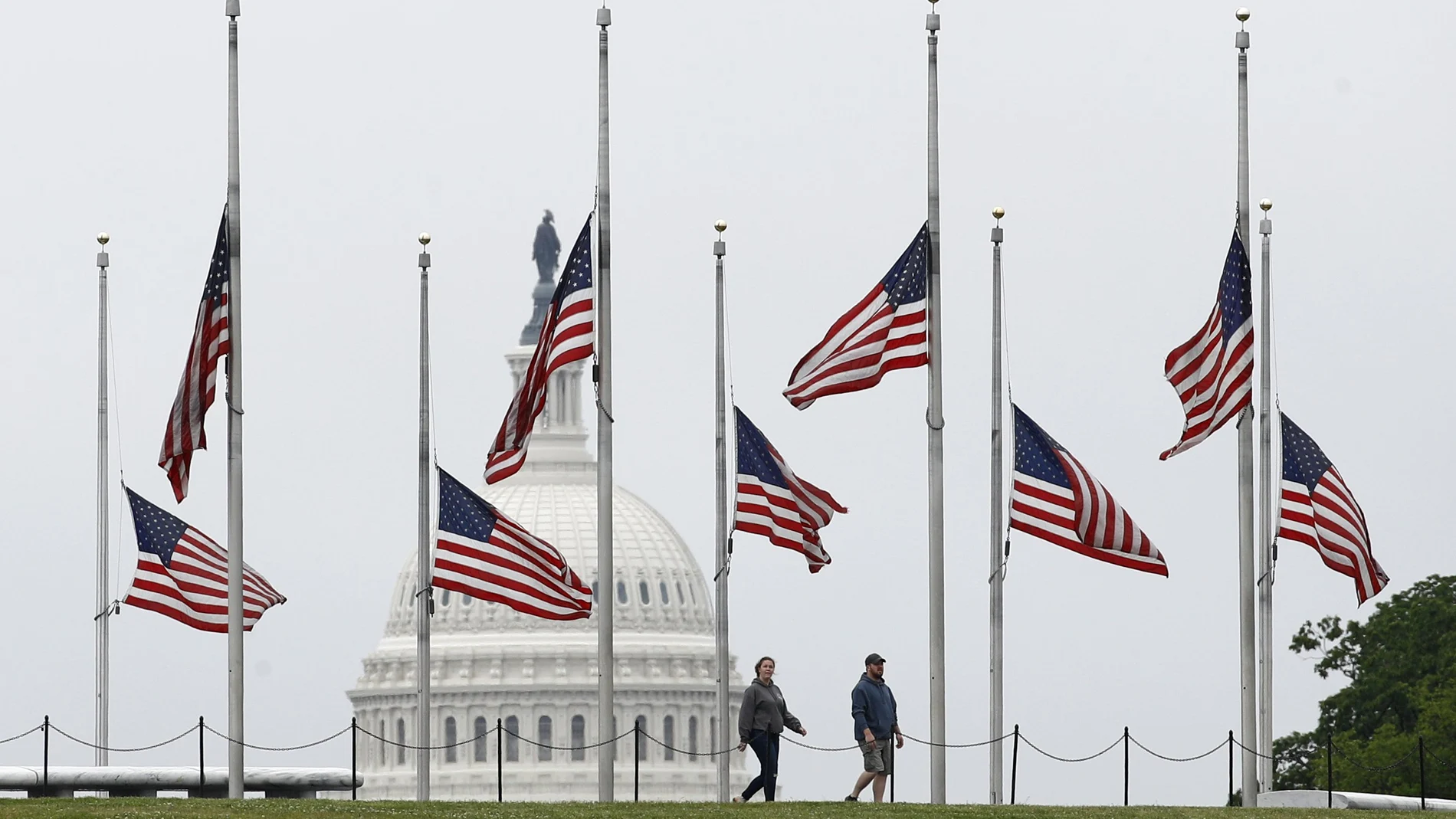 Banderas a media asta en el Monumento a Washington en Washington, el pasado 22 de mayo